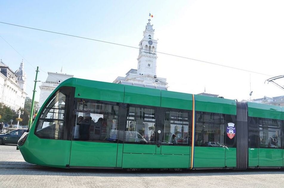 tramvai Imperio nou în fața primăriei din Arad