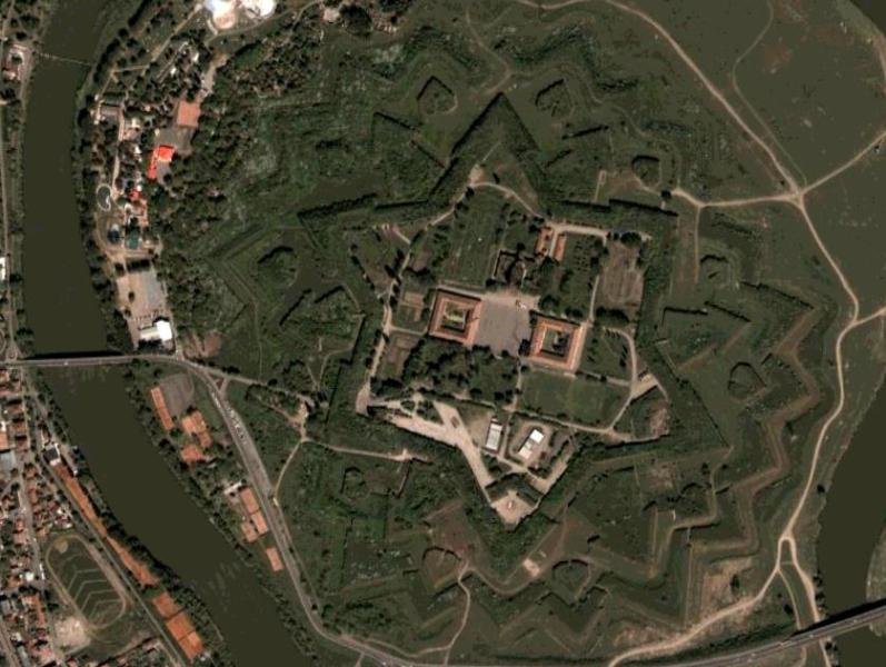 Cetatea Aradului prin Google Satelit