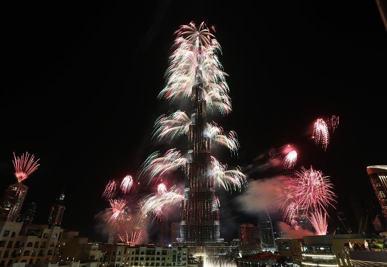 Focurii de artificii strălucitoare de pe turnul Burj Khalifa din Dubai